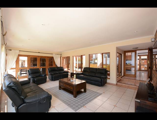 5 BEDROOM HOUSE FOR SALE IN BRYANSTON